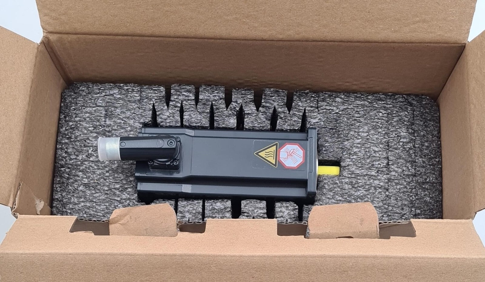 **NEW** BECKHOFF AM8121-0F21-0000 Servo Motor 3000rpm 0.16kW 24VDC