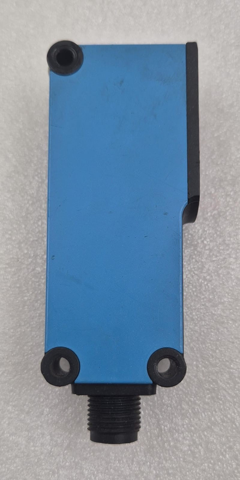 SICK WT14-2P432S18 photoelectric sensor side housing view
