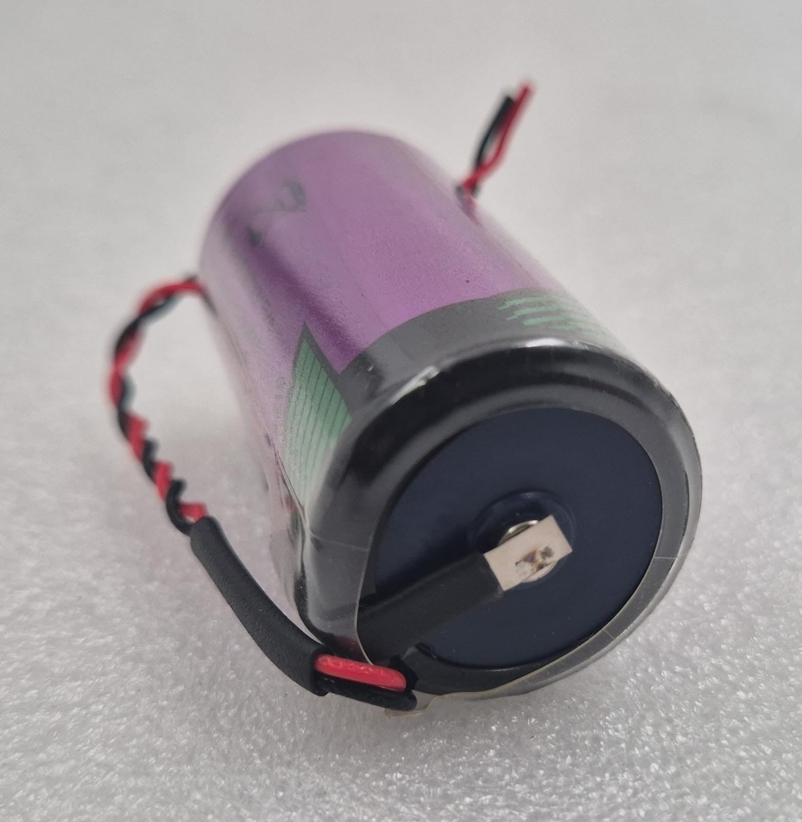 Tadiran TL-5920 Size C lithium inorganic battery rear terminal and wire connection