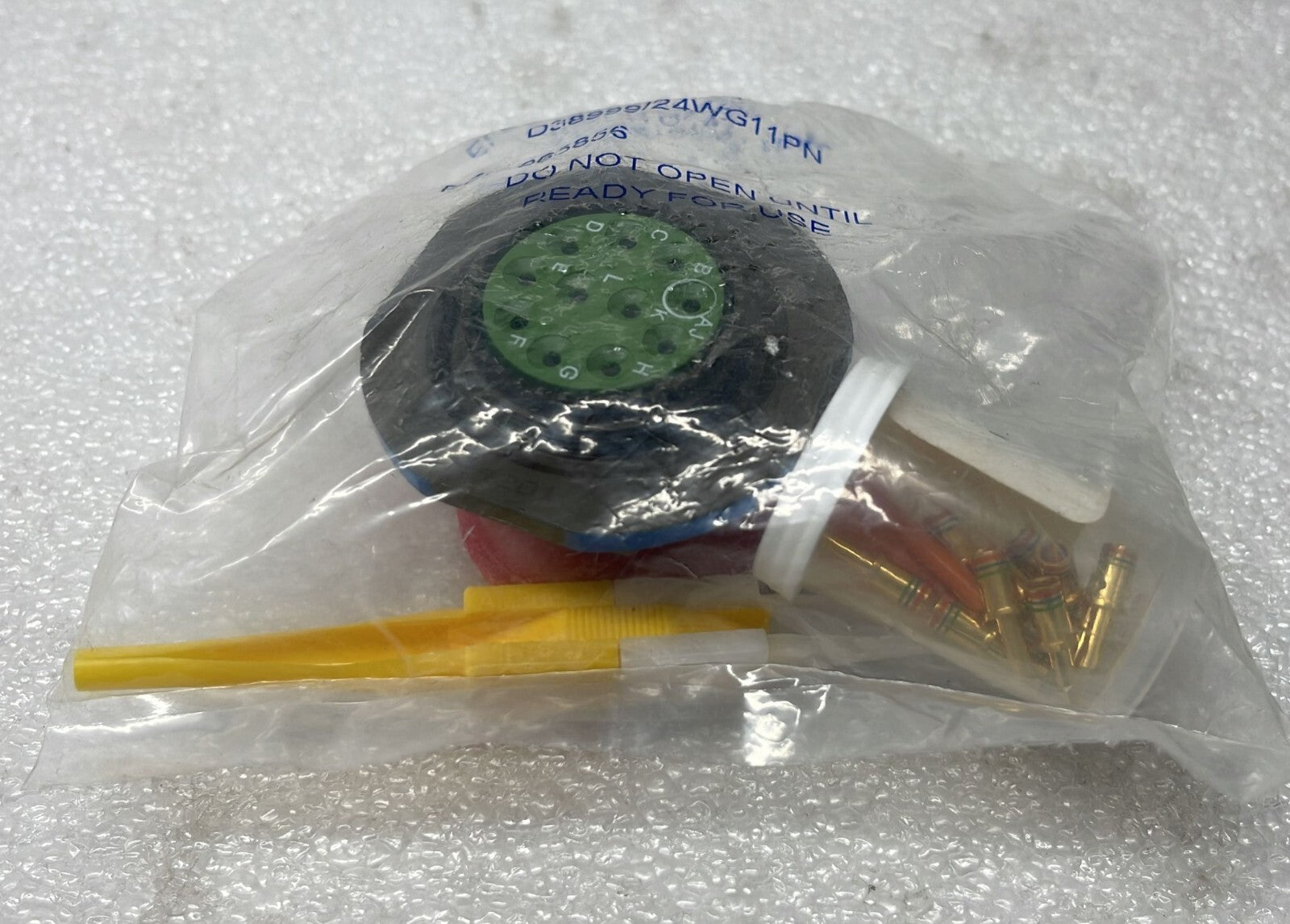 [LOT OF 5] NEW - AMPHENOL SOURIAU D38999/24WG11PN Circular MIL Spec Connector