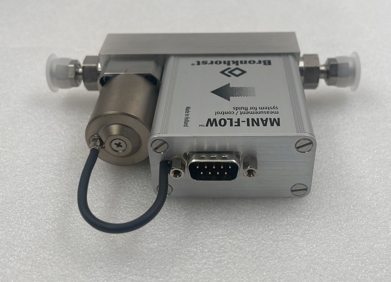 Bronkhorst MIC-104 inlet and outlet port detail