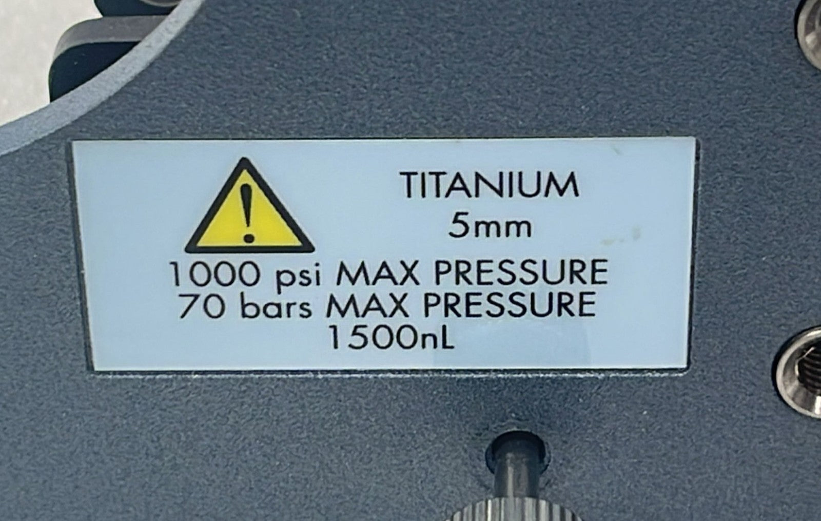 Waters Acquity PDA titanium flowcell pressure rating label close-up