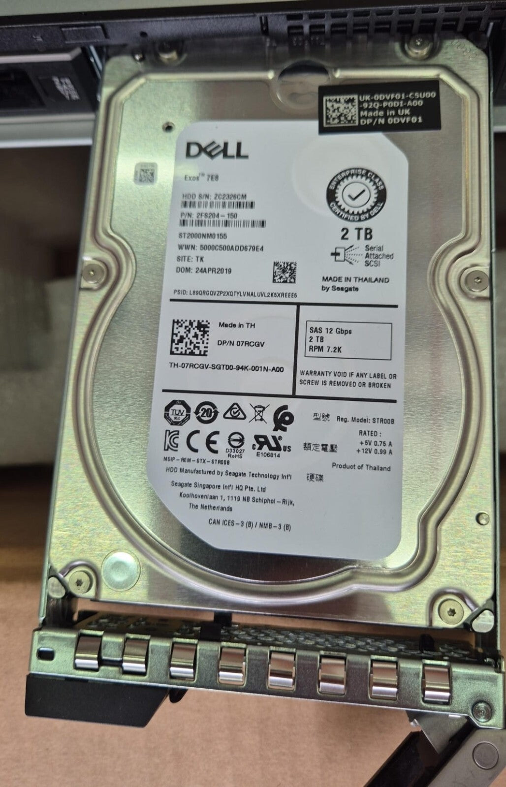 PowerEdge R440 SAS hard drive detail