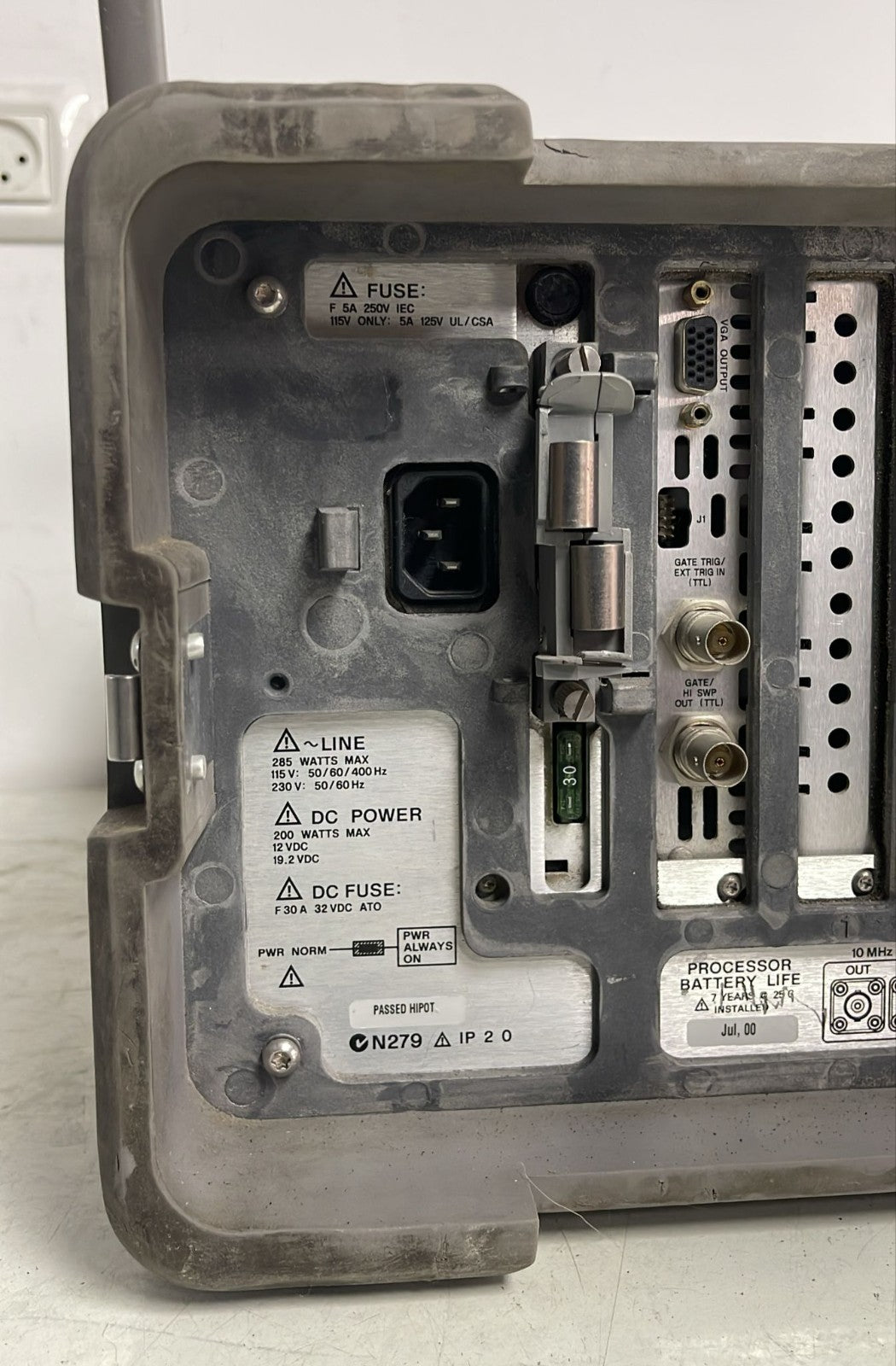 Agilent ESA-L rear connector close-up