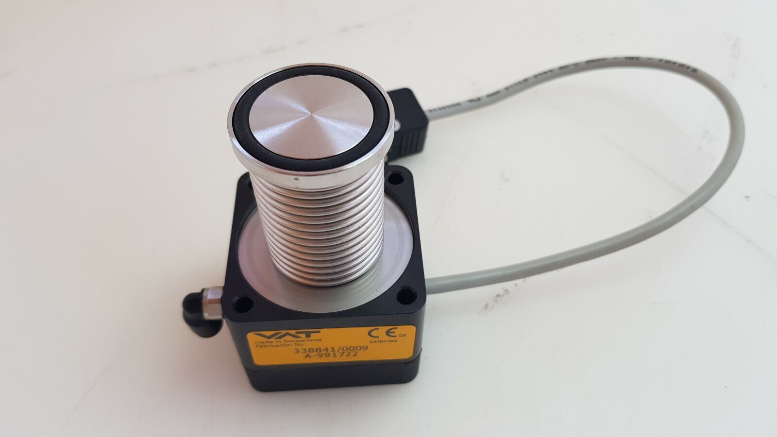 Vat Valve 338841 0009 With Pneumatic Nc Actuator And 9 Way D Sub Plug Connector