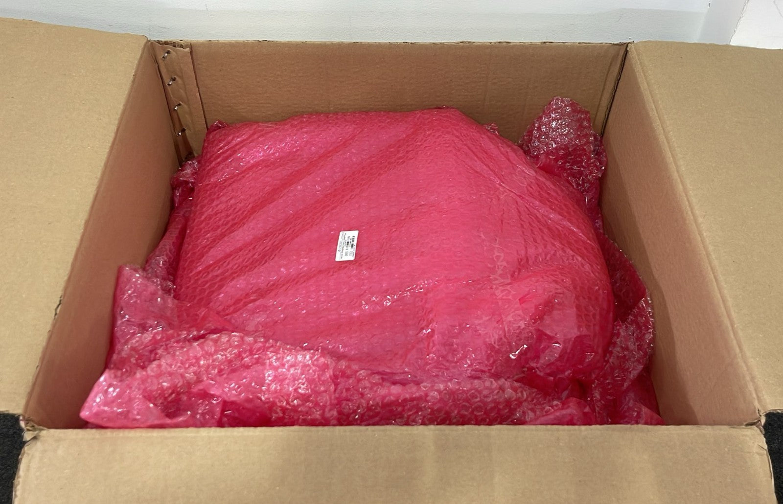 elōs Plus display assembly inside box
