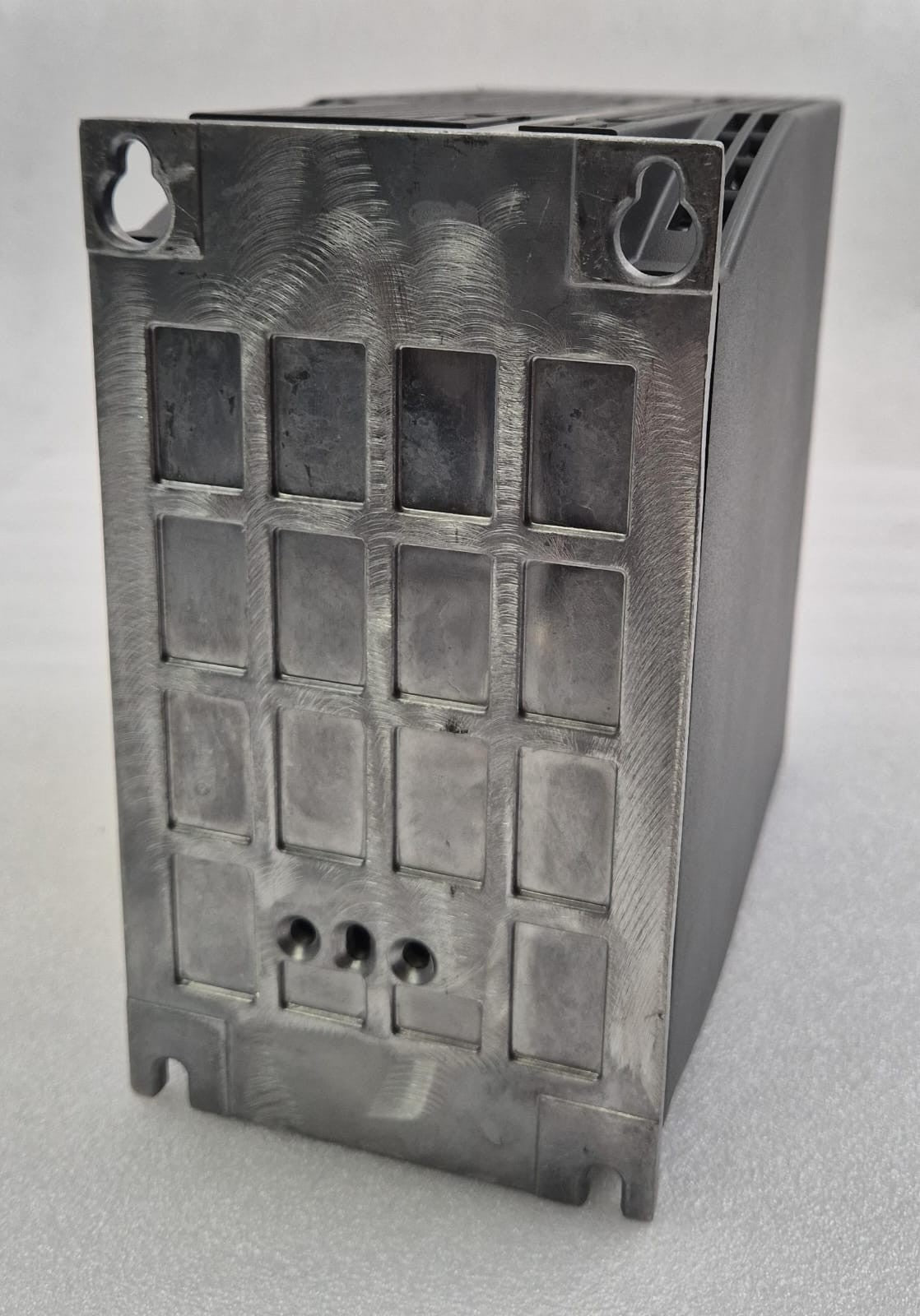Siemens SINAMICS V90 PROFINET 6SL3210-5FB11-5UF0 rear heatsink view
