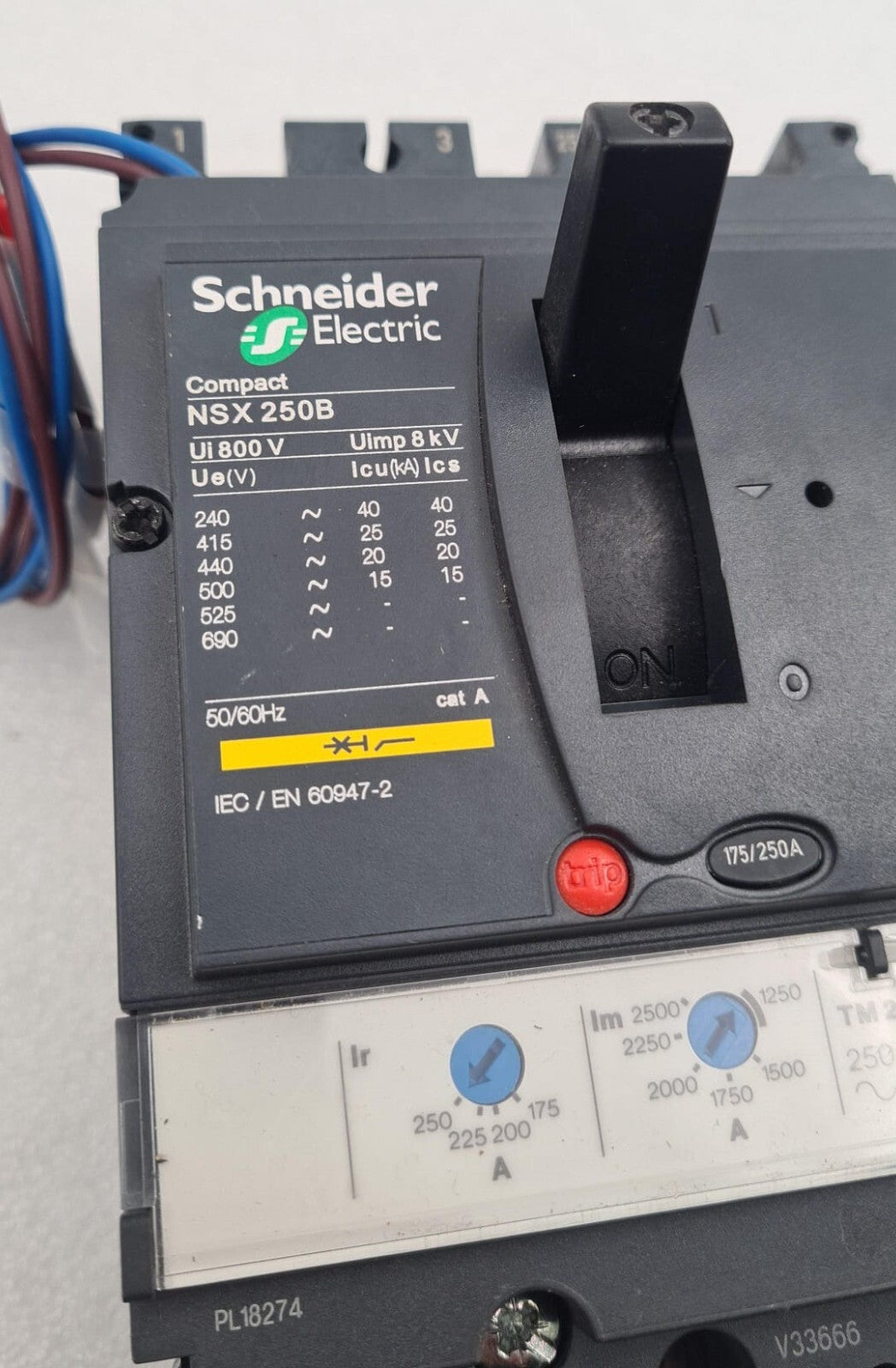 Schneider Electric Compact NSX250B LV431110 Circuit Breaker / Merlin LV431390