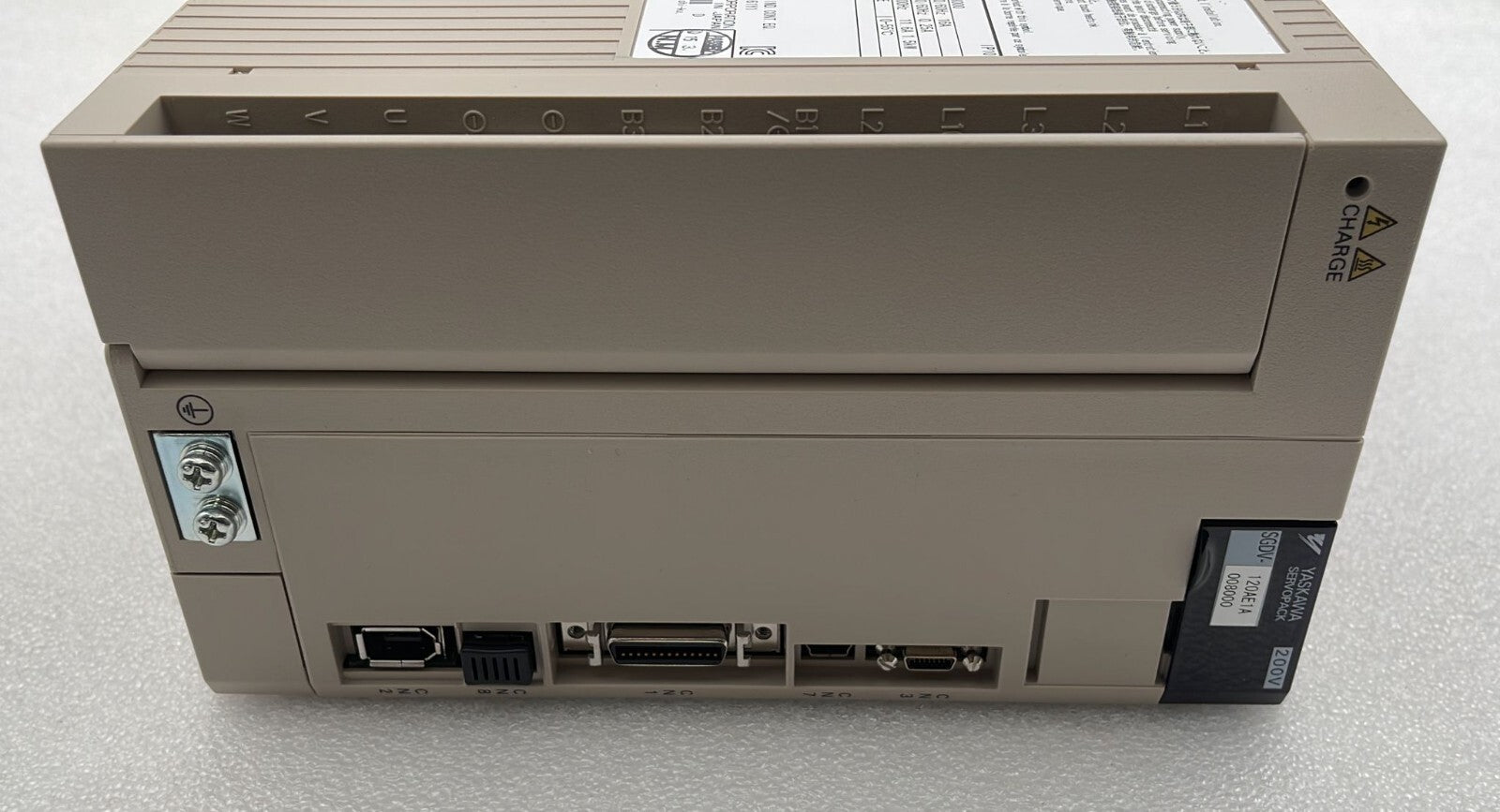 **NEW**  YASKAWA SERVOPACK SGDV-120AE1A008000 200V Servo Drive