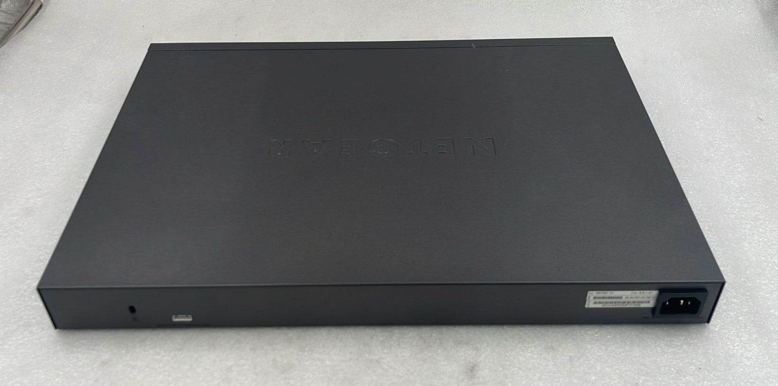 Netgear XS728T-100NES rack-mountable metal enclosure