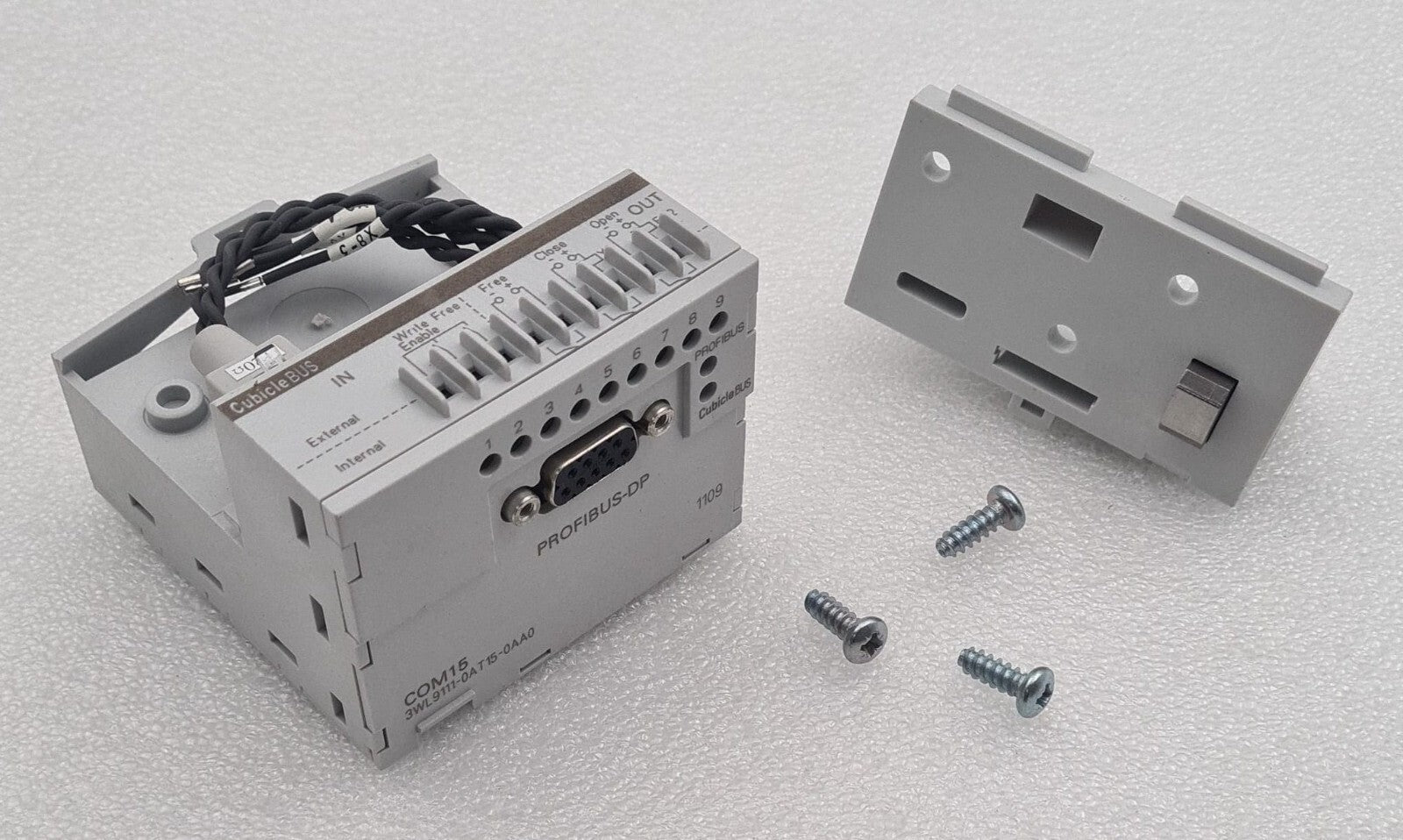 NEW Siemens COM15 3WL9111-0AT15-0AA0 PROFIBUS-DP 1109 CubicleBUS Circuit Breaker