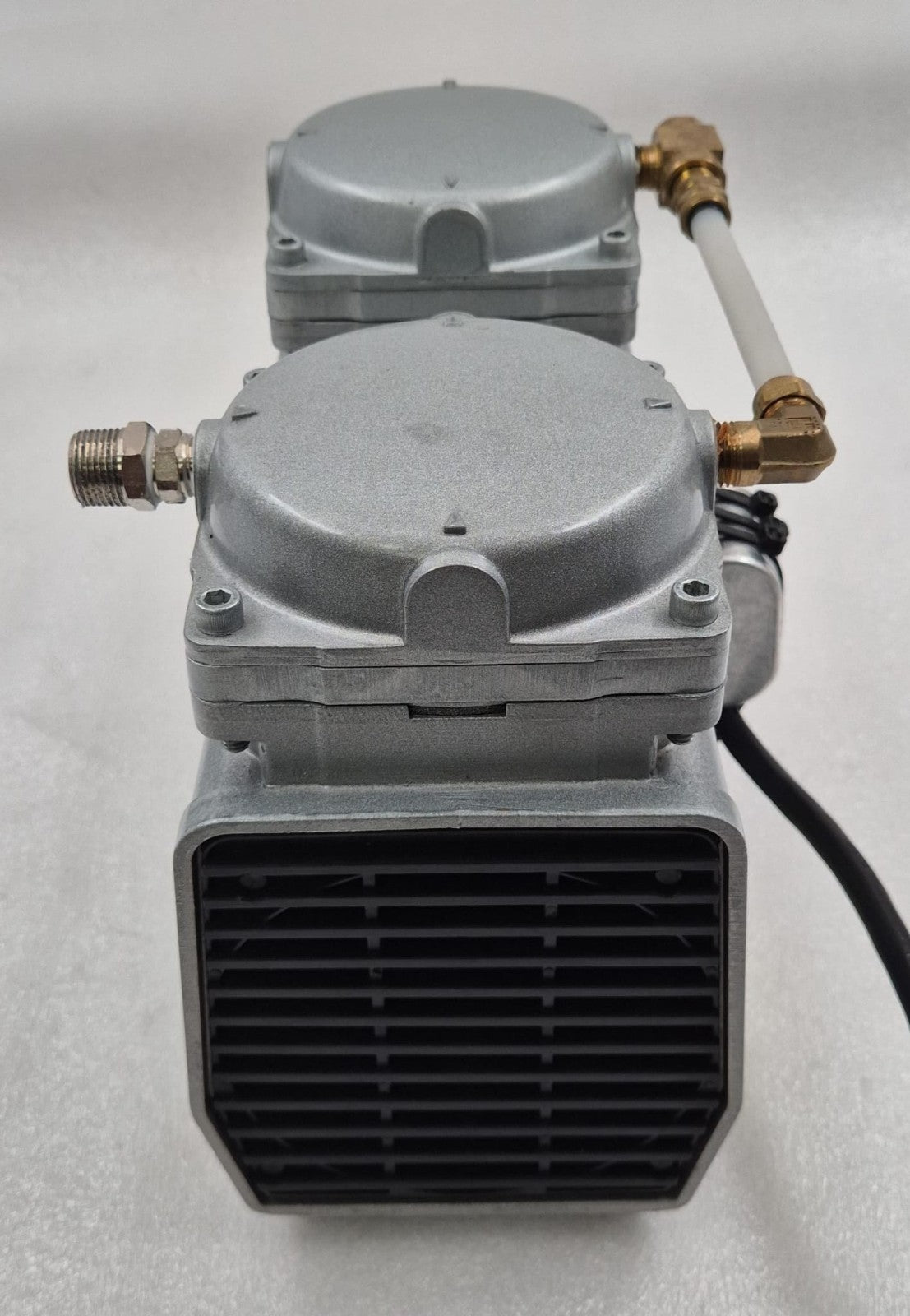 GAST DAA-P501-EB Oilless Diaphragm Vacuum Pump 110-115 Volts 2.7-2.8 Amps 560 HZ