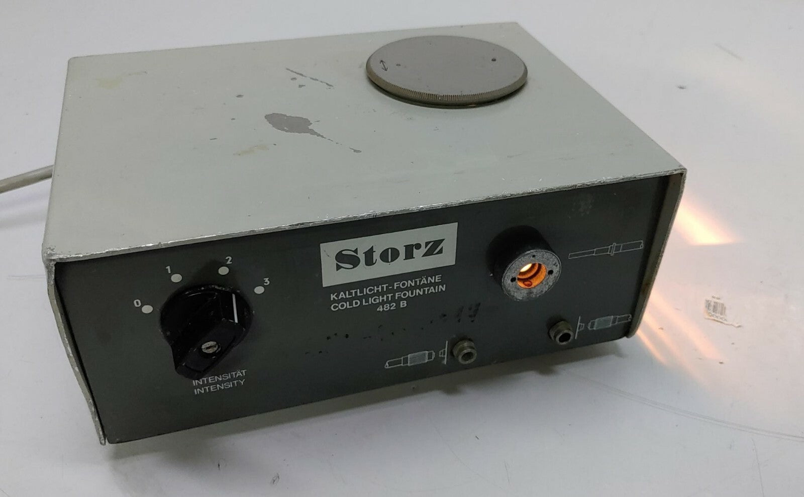 Karl Storz 482B endoscope cold light fountain front view