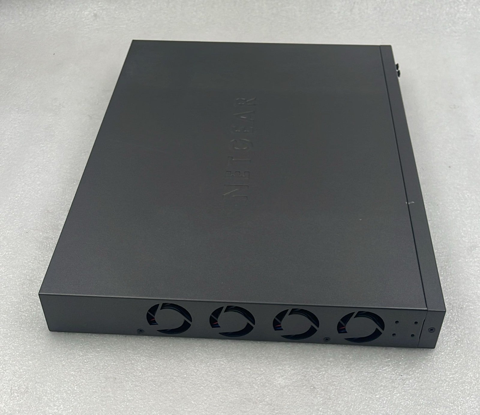 Netgear XS728T-100NES side ventilation ports