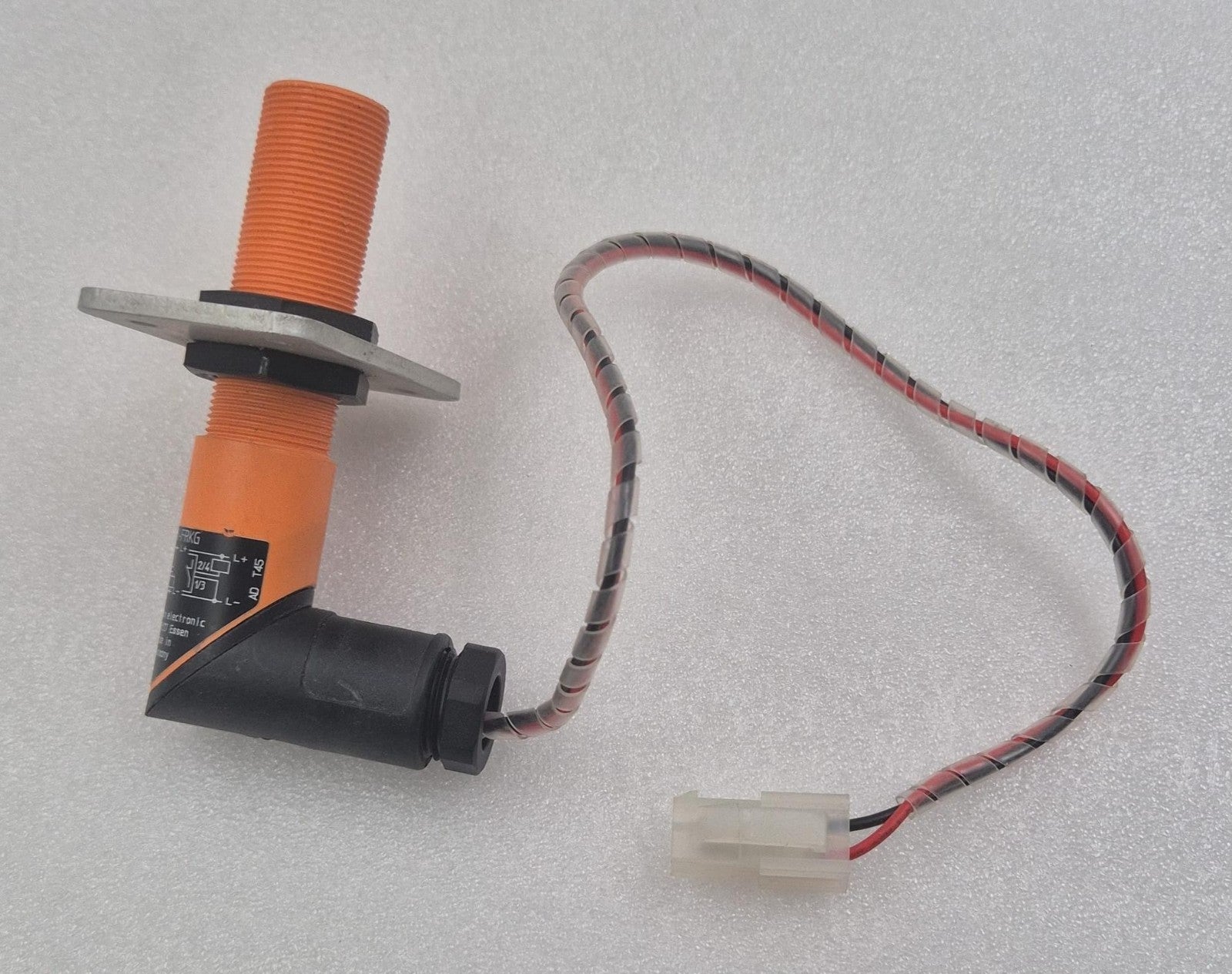 IFM KG5001 KGE2008-FRKG capacitive proximity sensor with wiring connector