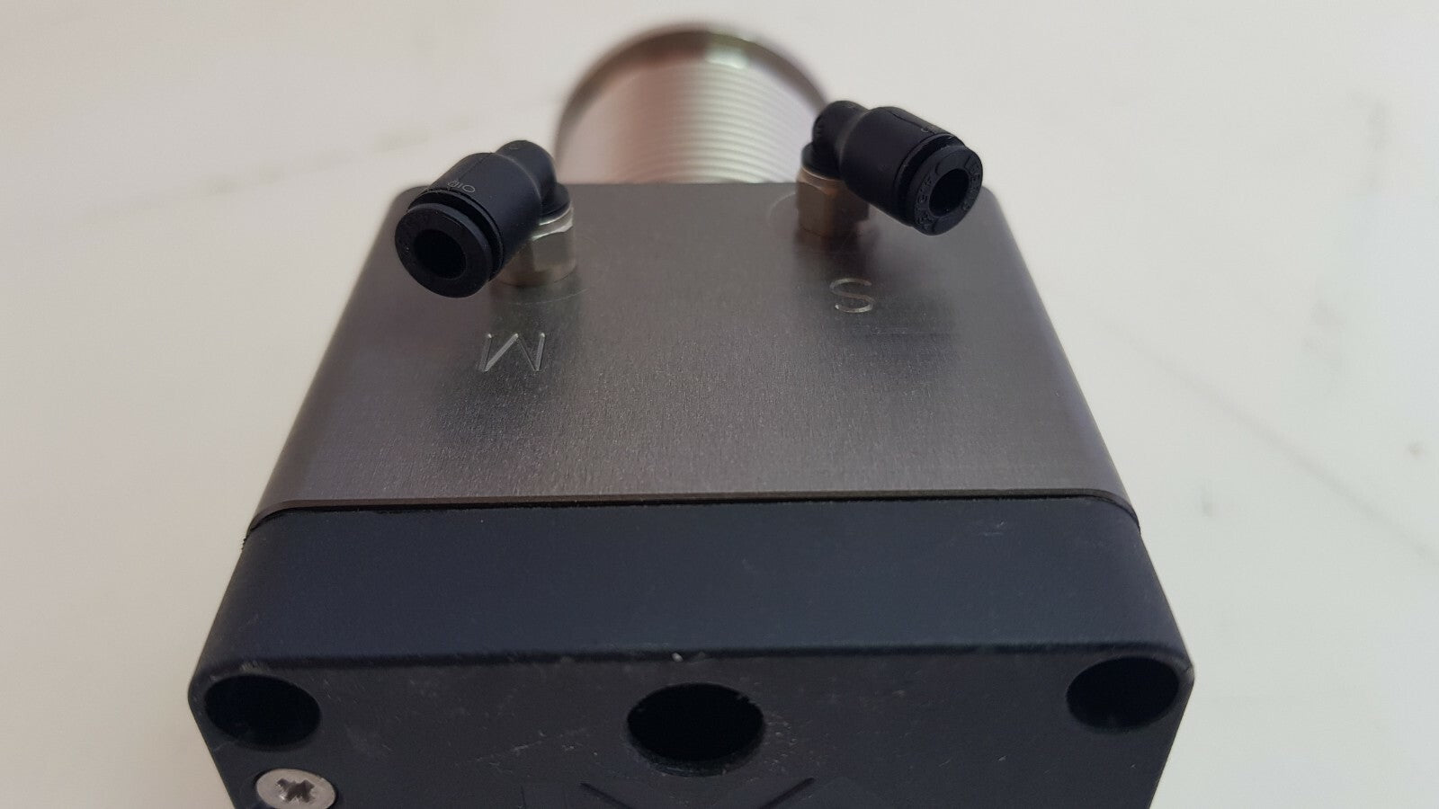 Vat Valve 345586 0004 With Pneumatic Nc Actuator And 9 Way D Sub Plug Connector