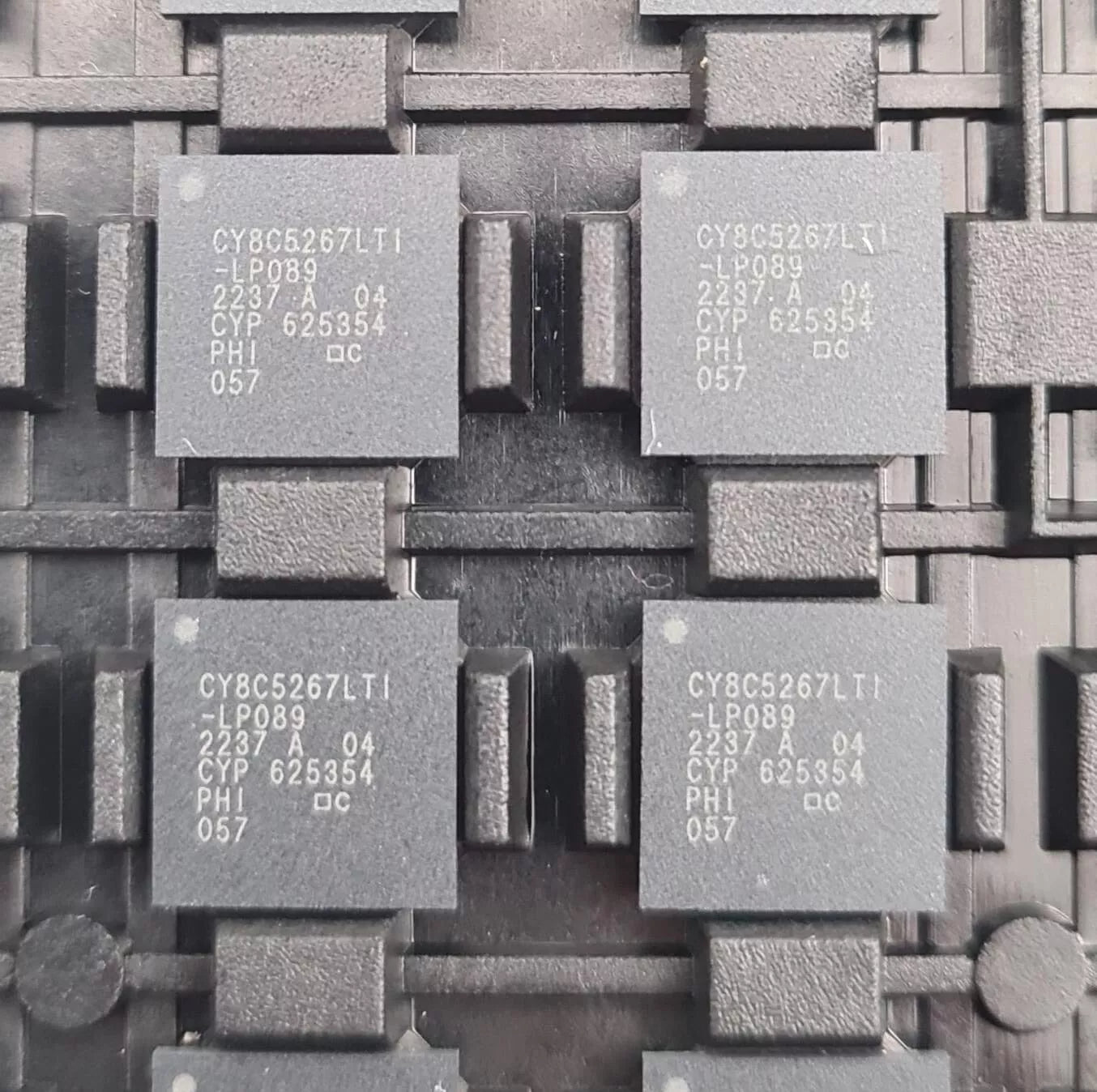 [LOT OF 4 PCS] CY8C5267LTI-LP089 Infineon Tech IC MCU 32Bit 128KB Flash 68QFN