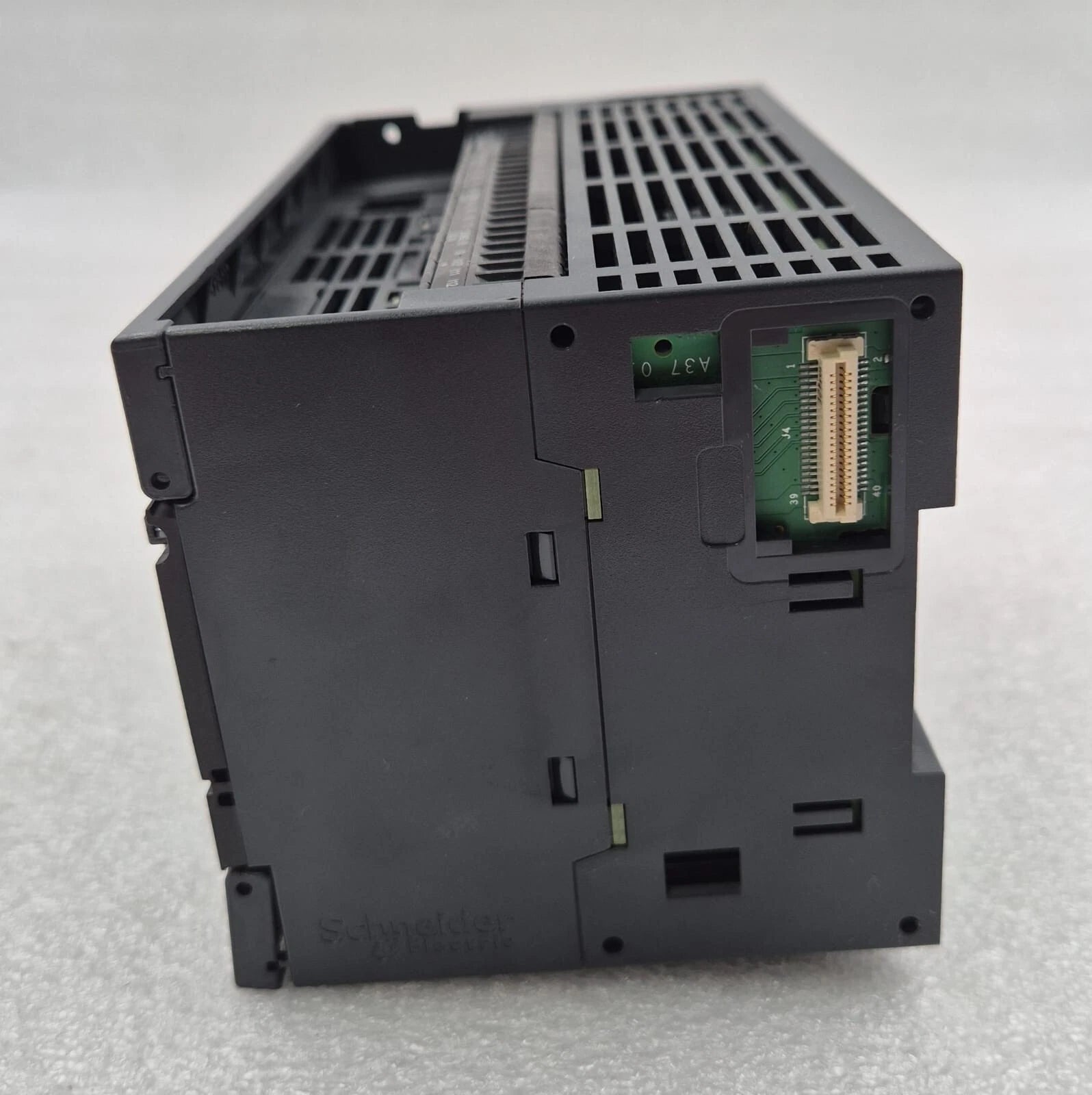 Schneider Electric Modicon M241 TM241CEC24T logic controller Tr OUT Source 24V