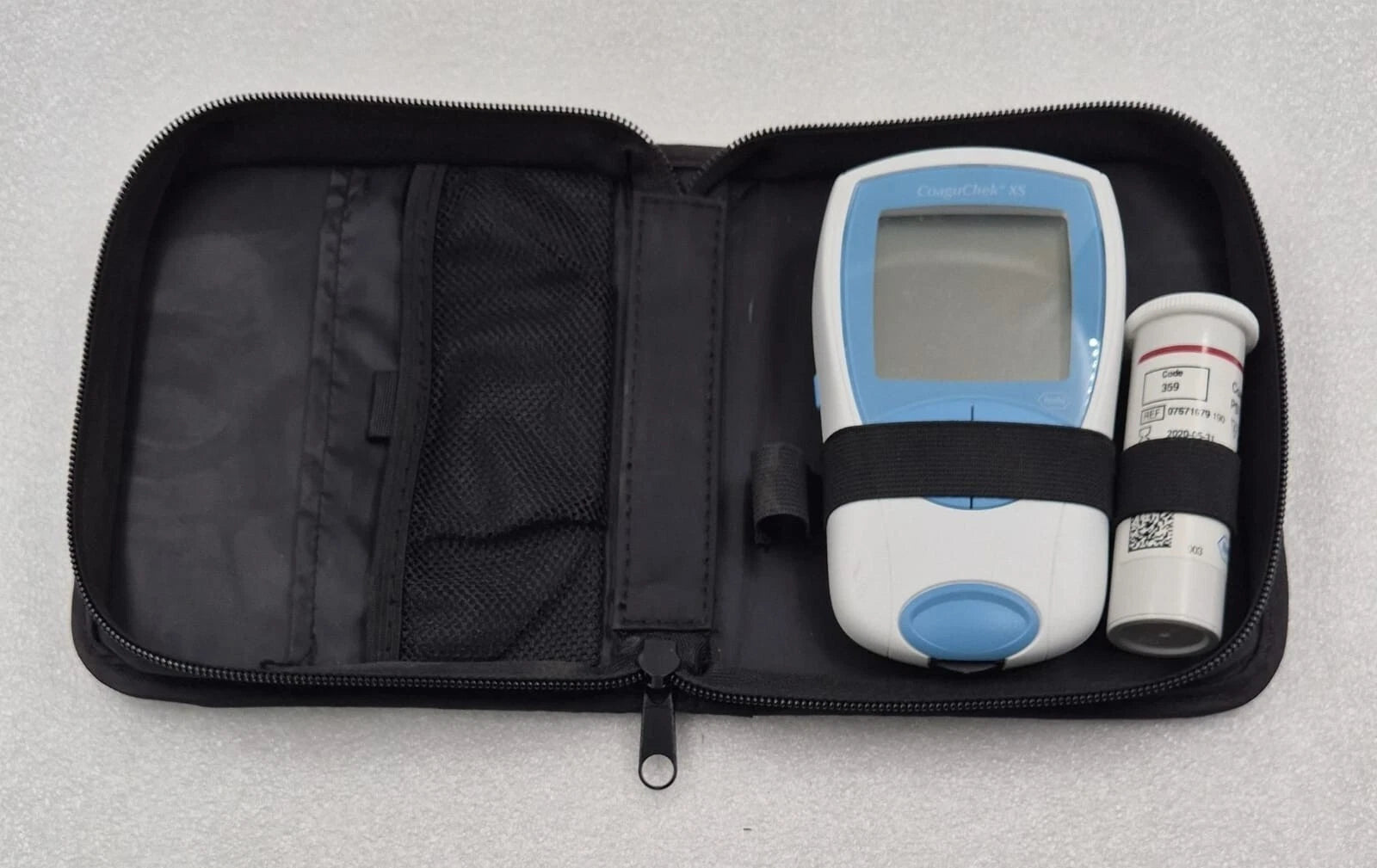 Roche CoaguChek XS Coagulation Meter Cat/Typ 03666794 W/ Case 2* Test Strips