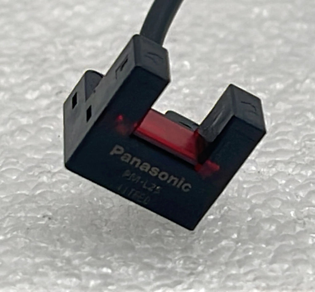 [LOT 8 PCS] NEW - Panasonic PM-L25 U-Shaped Micro Photosensor