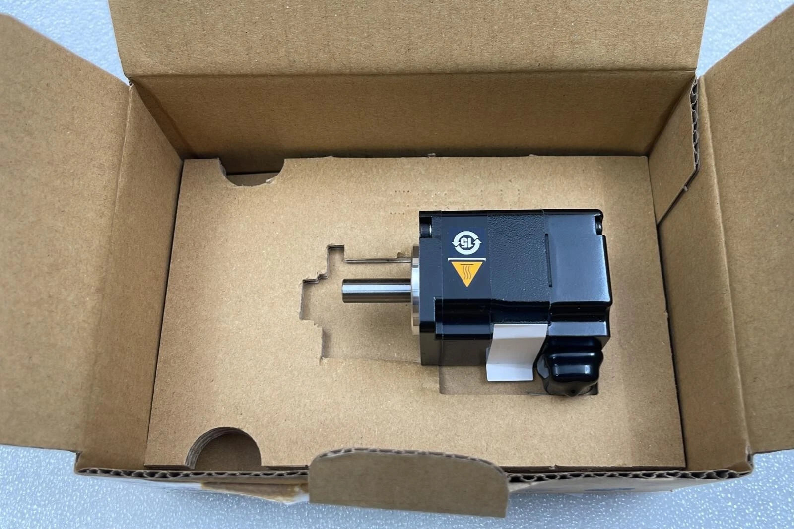 **NEW** YASKAWA SGM7J-A5AFA61 AC SERVO MOTOR