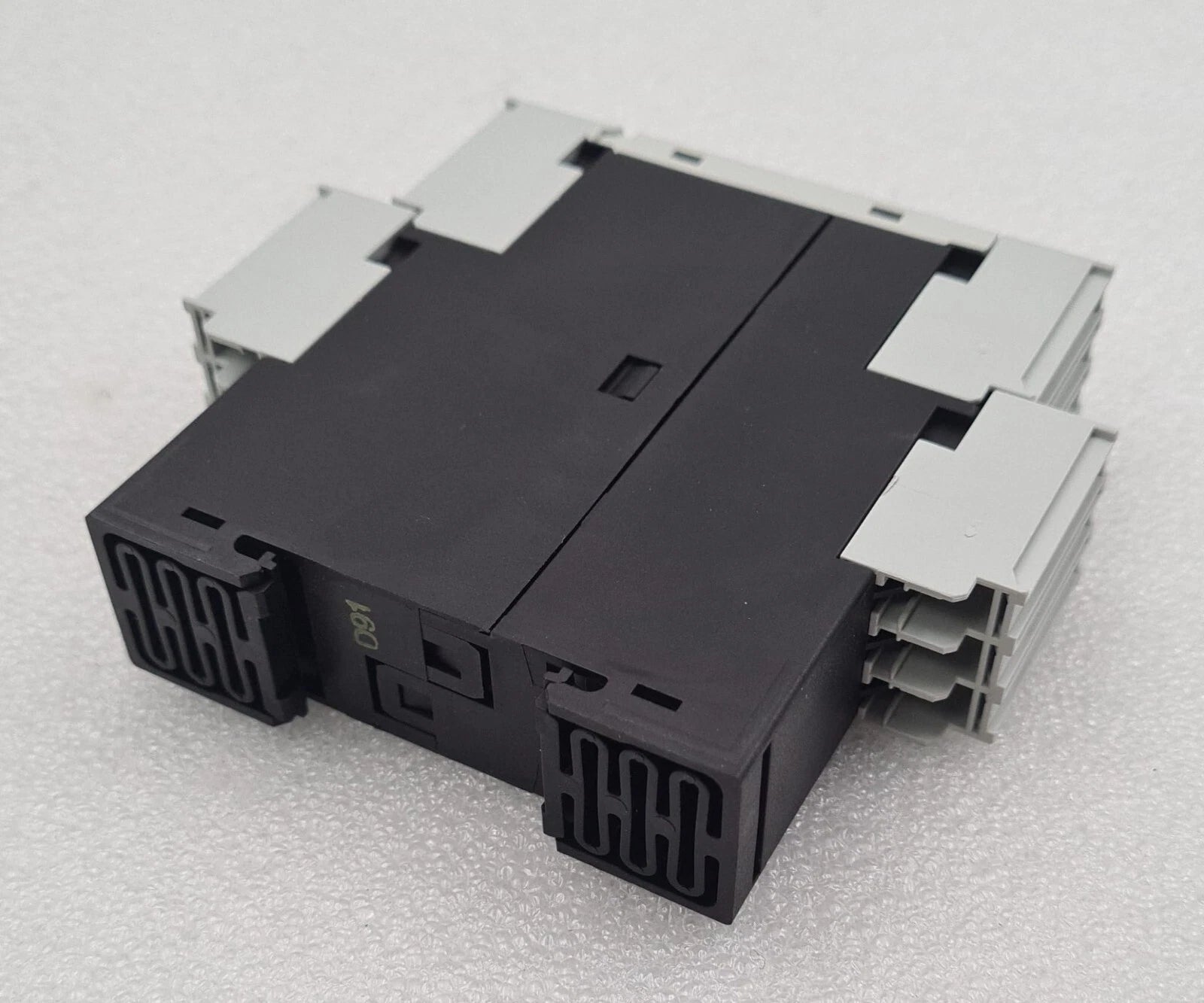 Siemens 3RP1525-1BW30 timing relay rear and side view DIN rail mount
