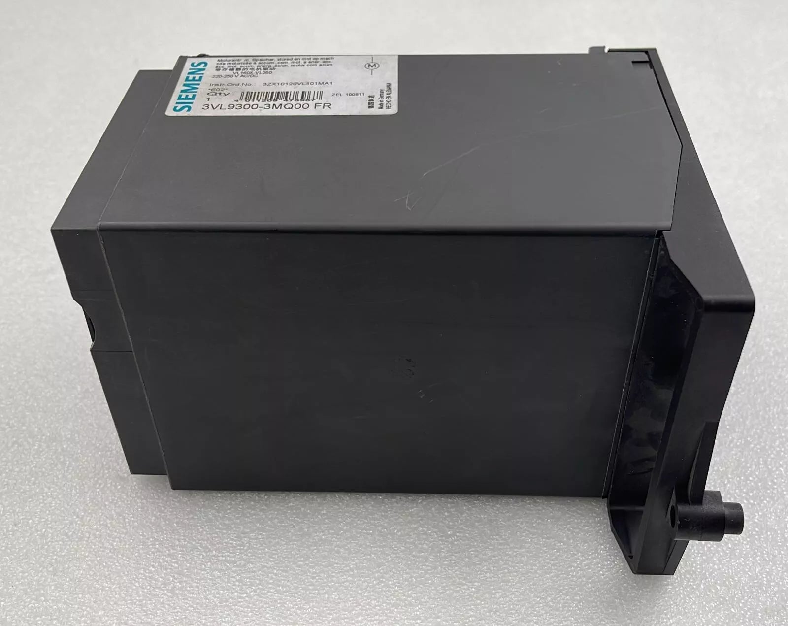 SIEMENS 3VL9300-3MQ00 FR Remote Operator Motor Drive Spring-Loaded Circuit Break