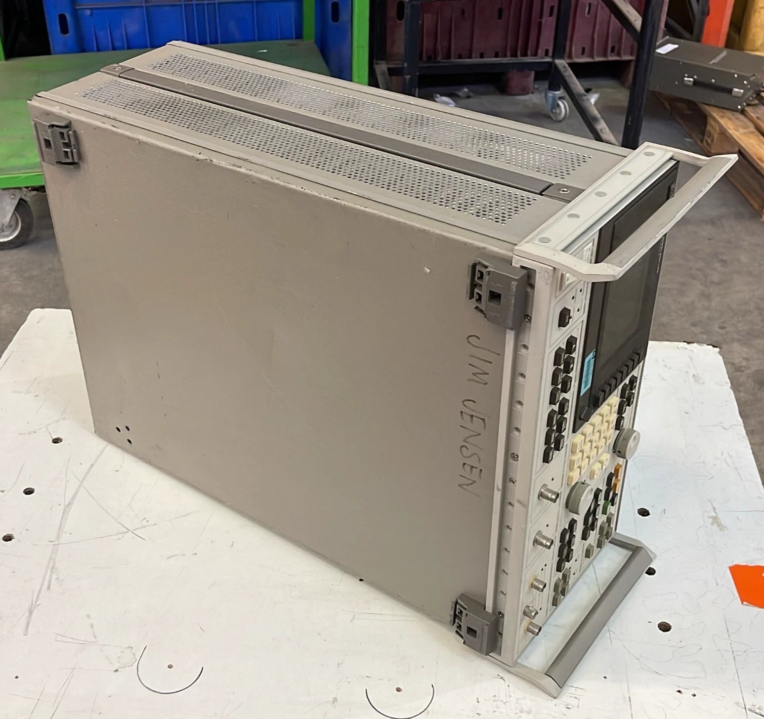 HP 3562A dynamic signal analyzer frequency analysis instrument