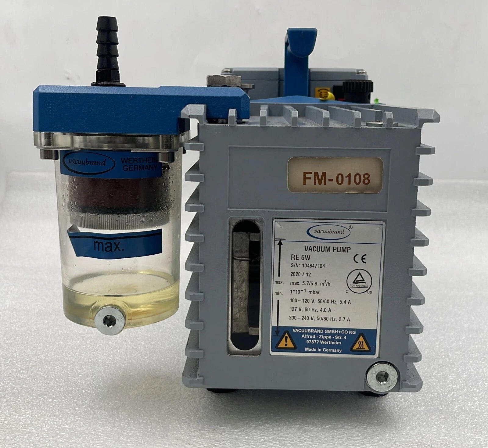 Vacuubrand RE 6W oil reservoir and sight glass view