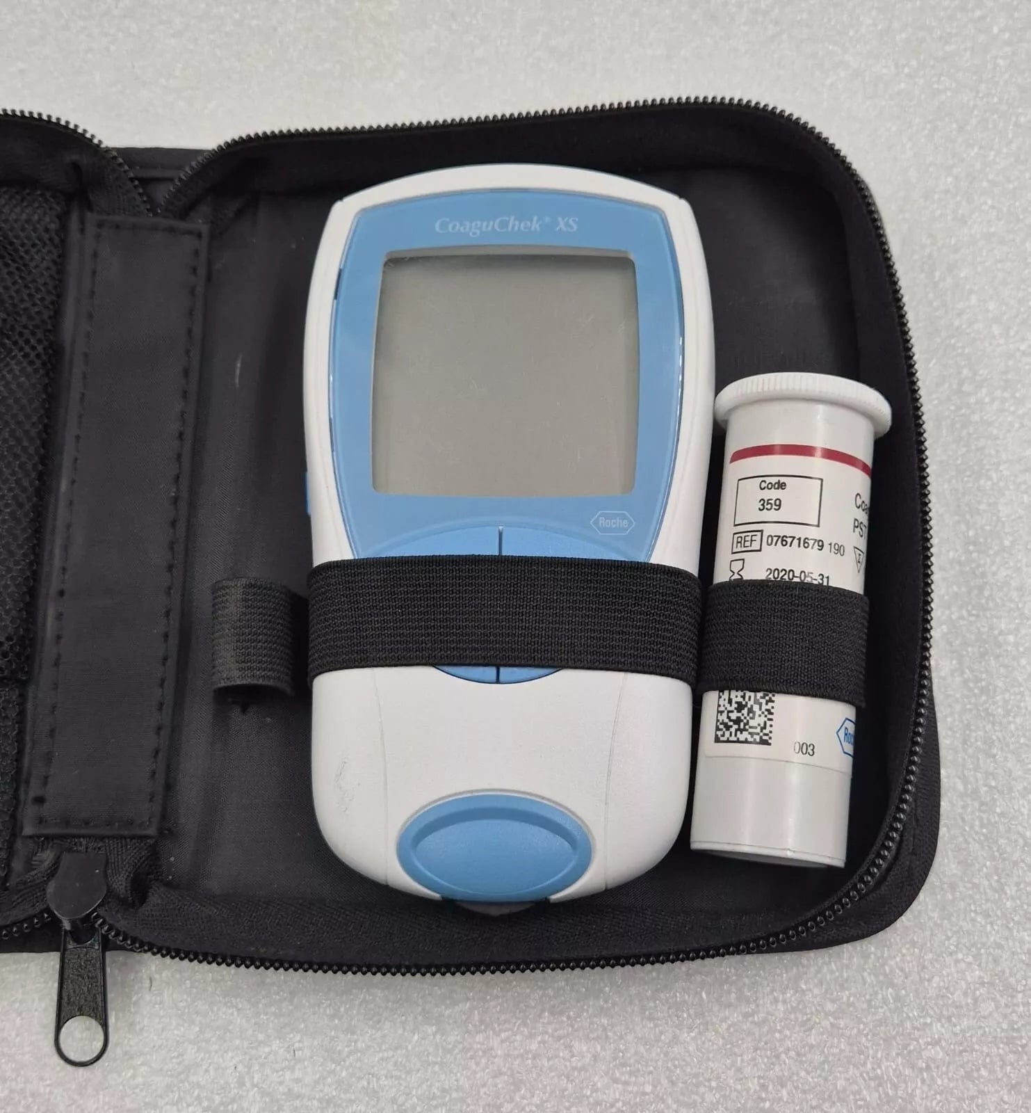 Roche CoaguChek XS Coagulation Meter Cat/Typ 03666794 W/ Case 2* Test Strips