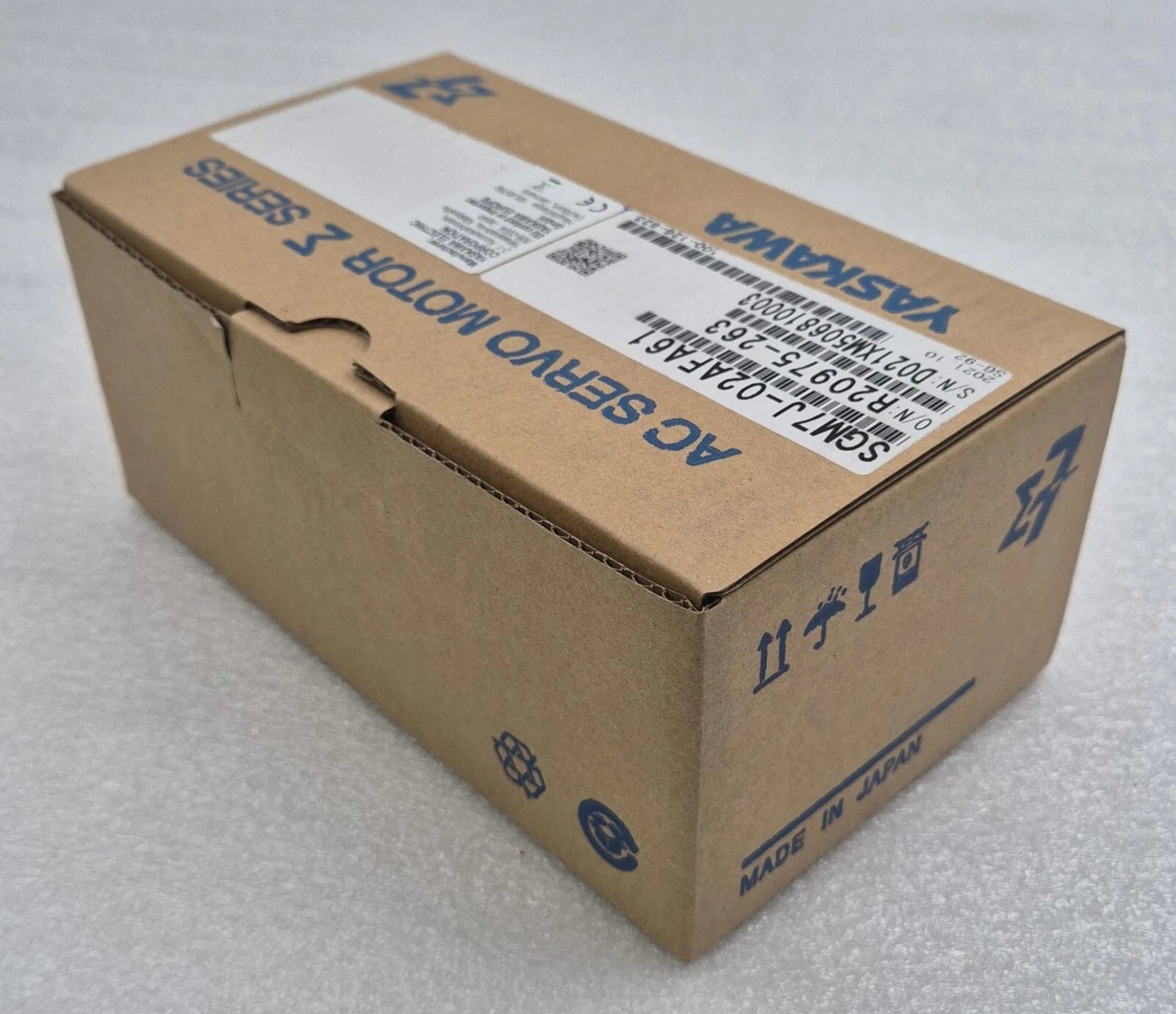 NEW - YASKAWA SGM7J-02AFA61 AC SERVO MOTOR 200V PH-3 1.6A 250Hz
