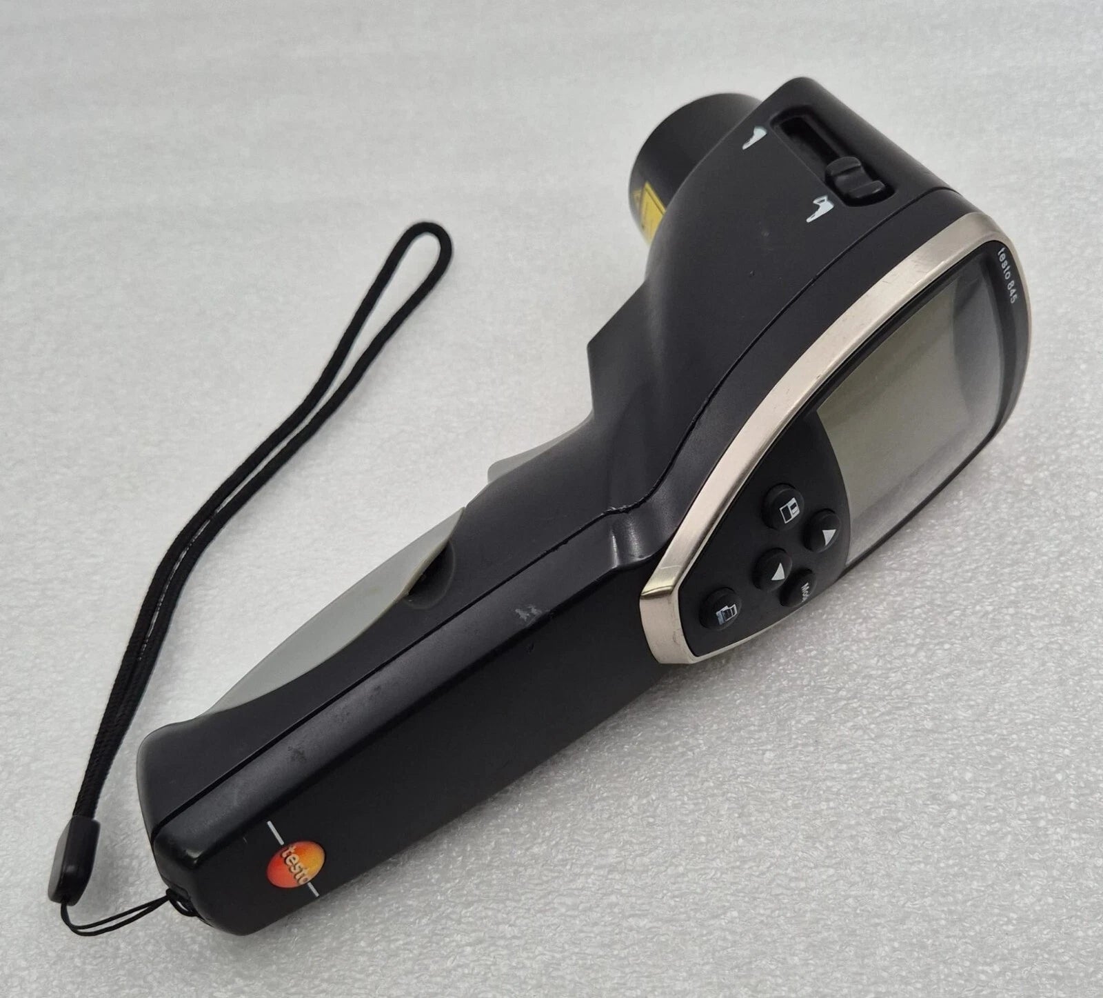 Testo 845 handheld infrared thermometer with laser targeting