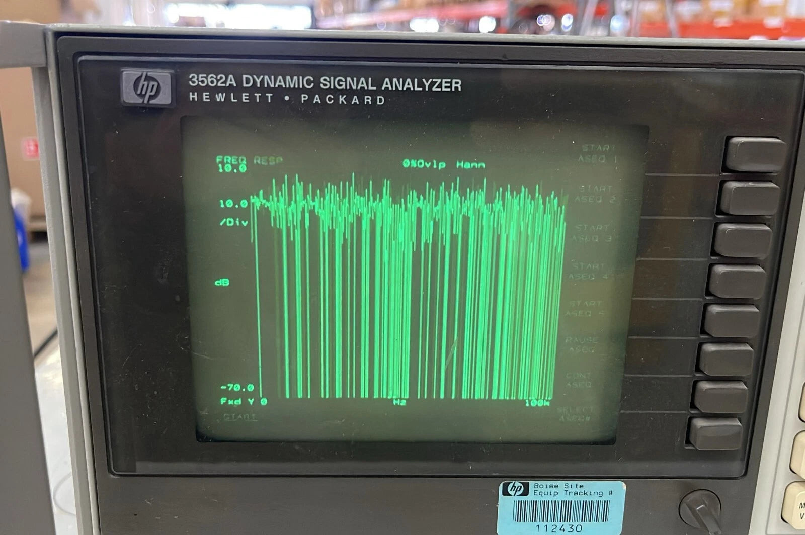 HP 3562A dynamic signal analyzer frequency analysis instrument