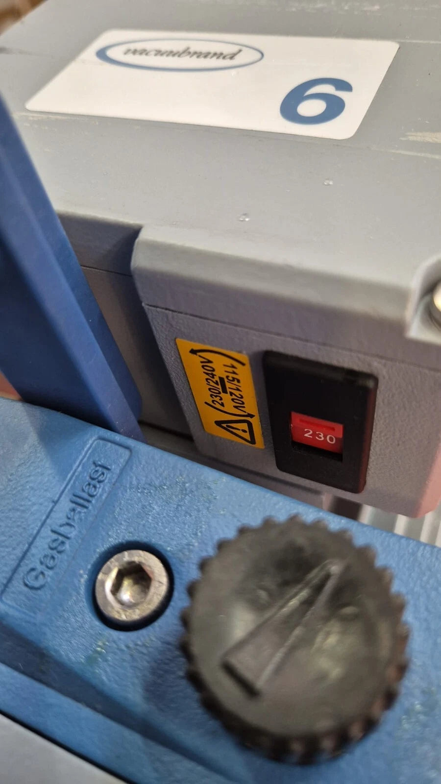Vacuubrand RE 6W power switch and control close-up