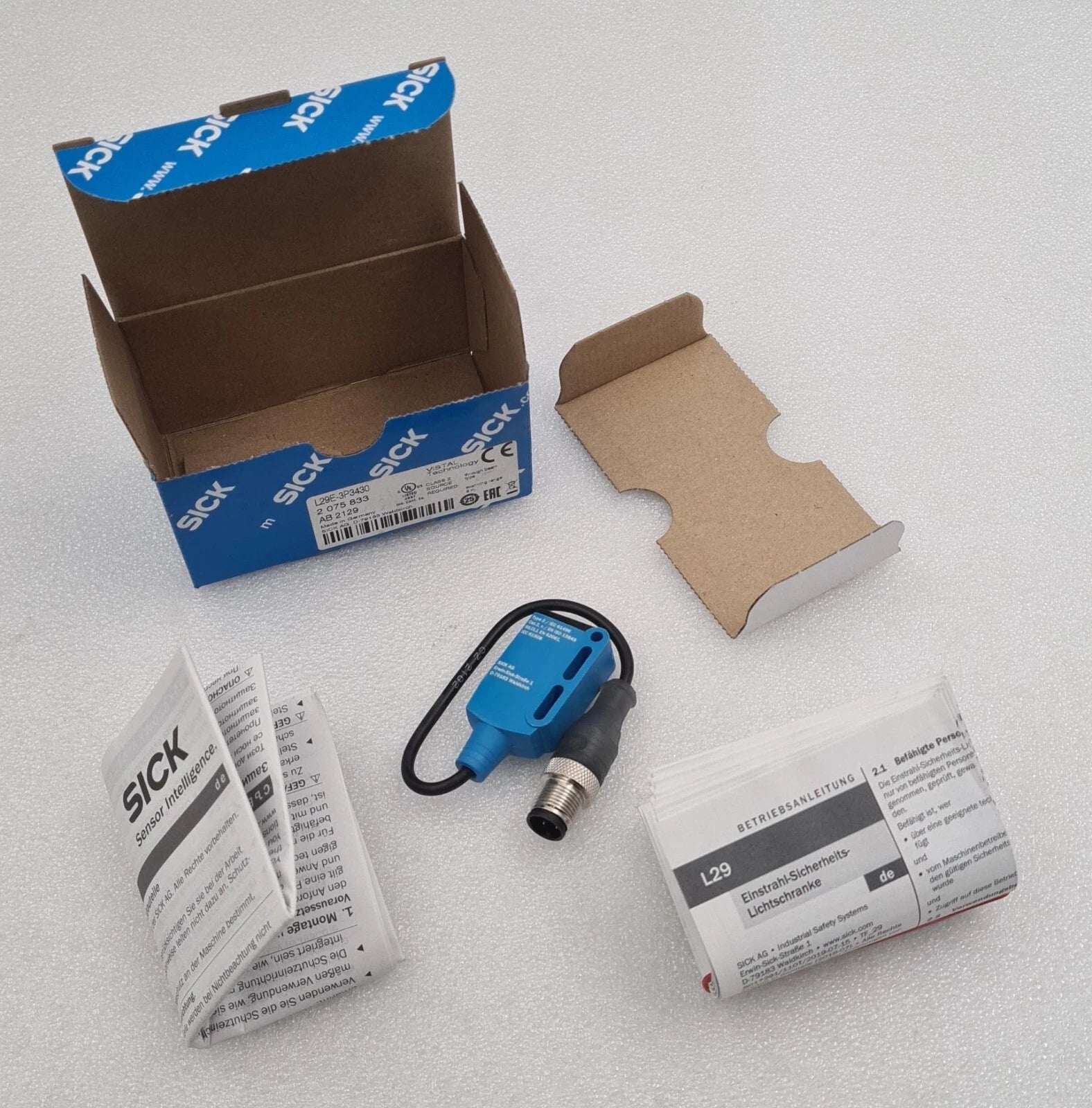 NEW - SICK L29E-3P3430 2075833 Photoelectric Sensor