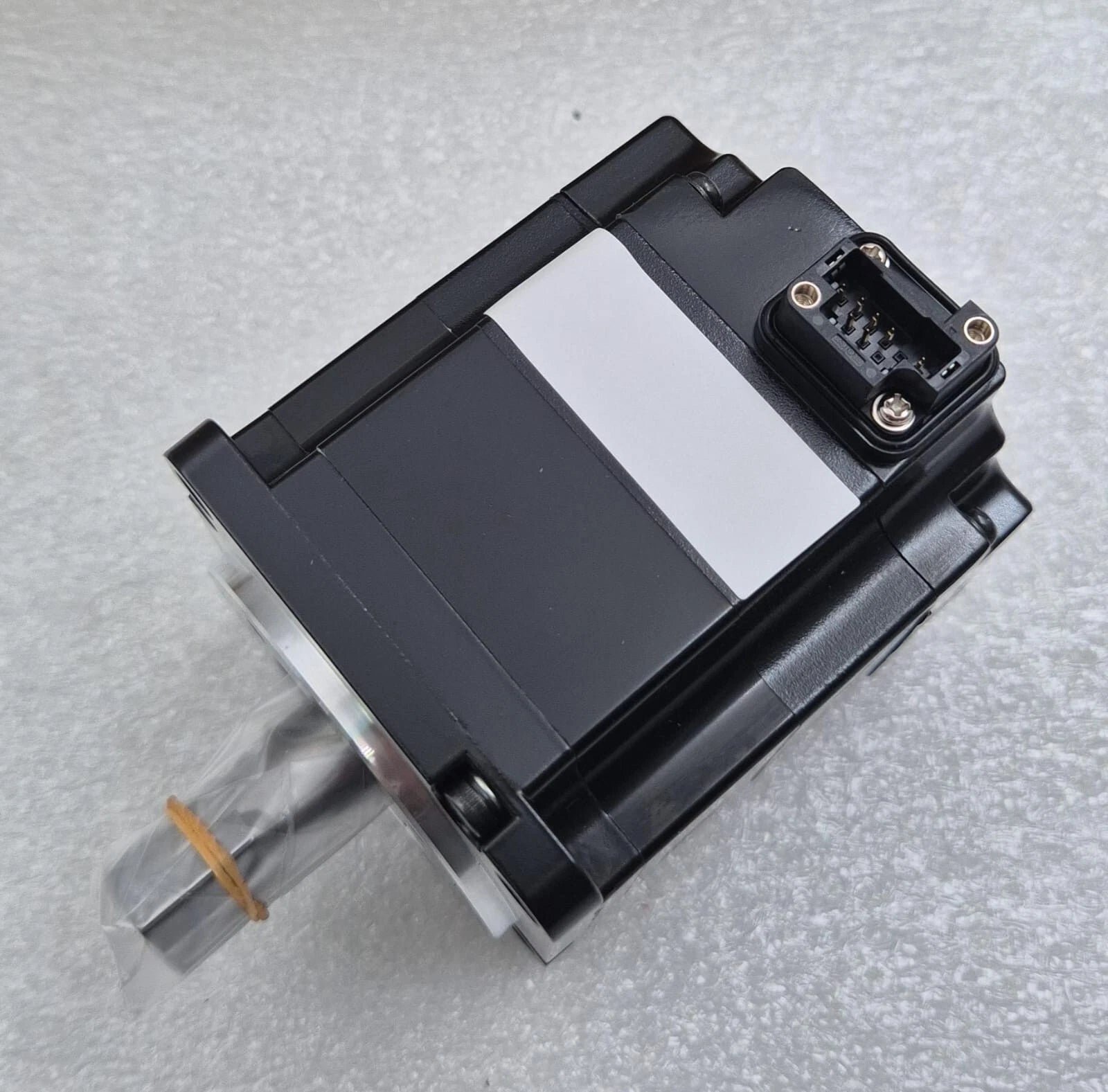 NEW - YASKAWA SGM7J-02AFA61 AC SERVO MOTOR 200V PH-3 1.6A 250Hz