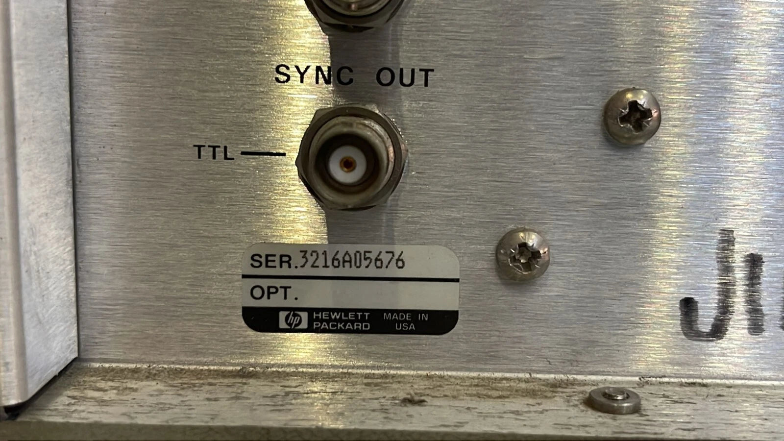 HP 3562A dynamic signal analyzer frequency analysis instrument