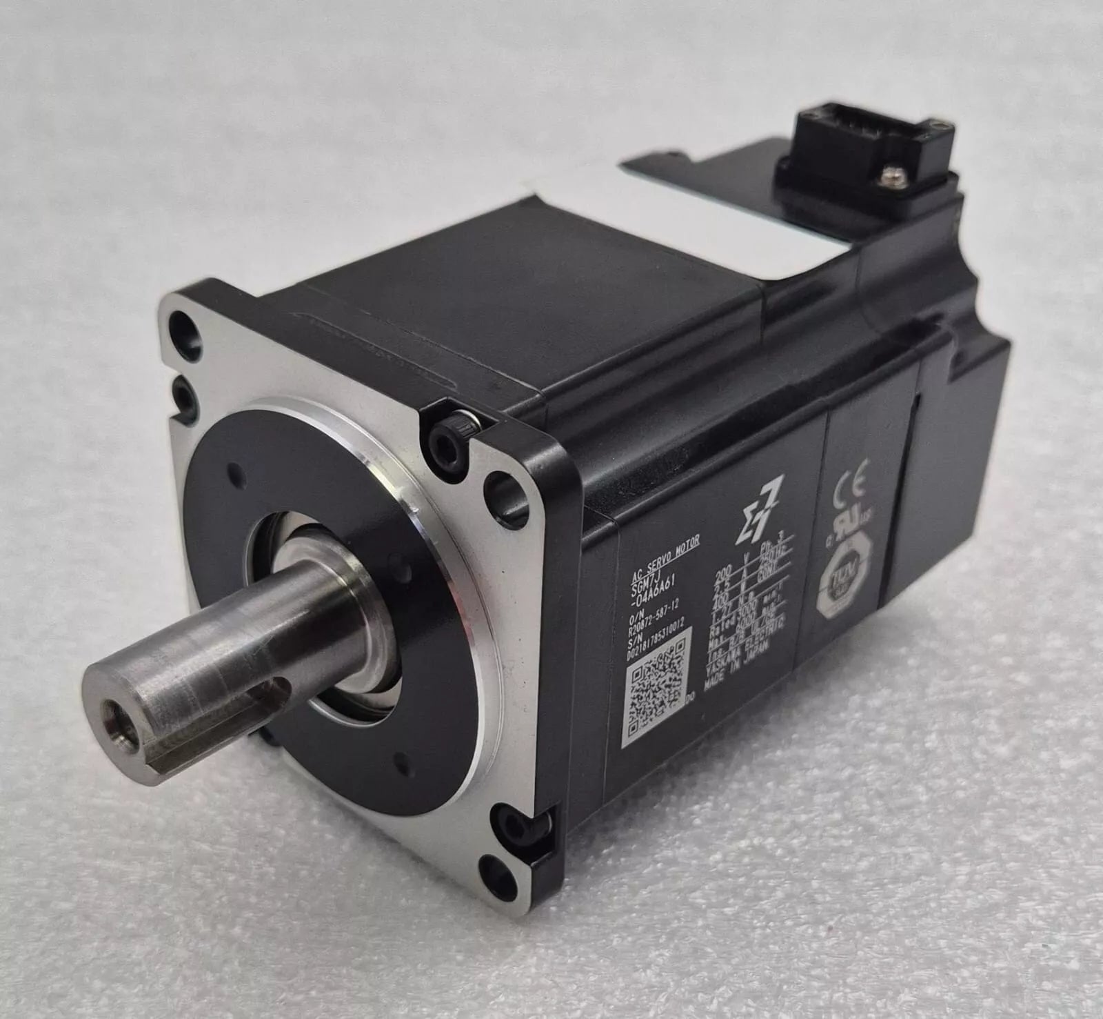 YASKAWA SGM7J-04A6A61 AC SERVO MOTOR