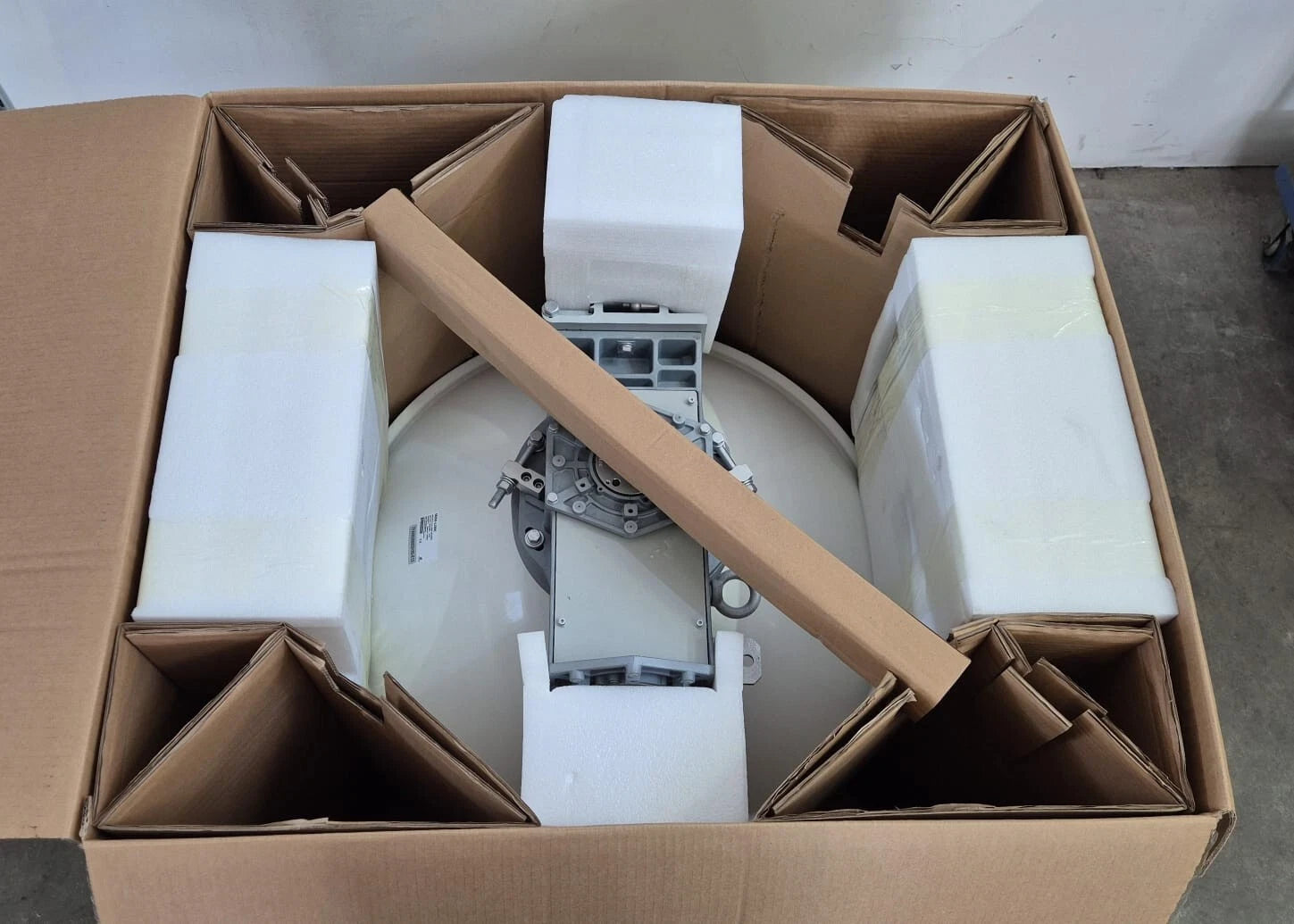 ERICSSON BFZ 622 72/AD26H R1B ANT2/2 C 0.6 18/80 HPX/HPX MINI-LINK Antenna *NEW*