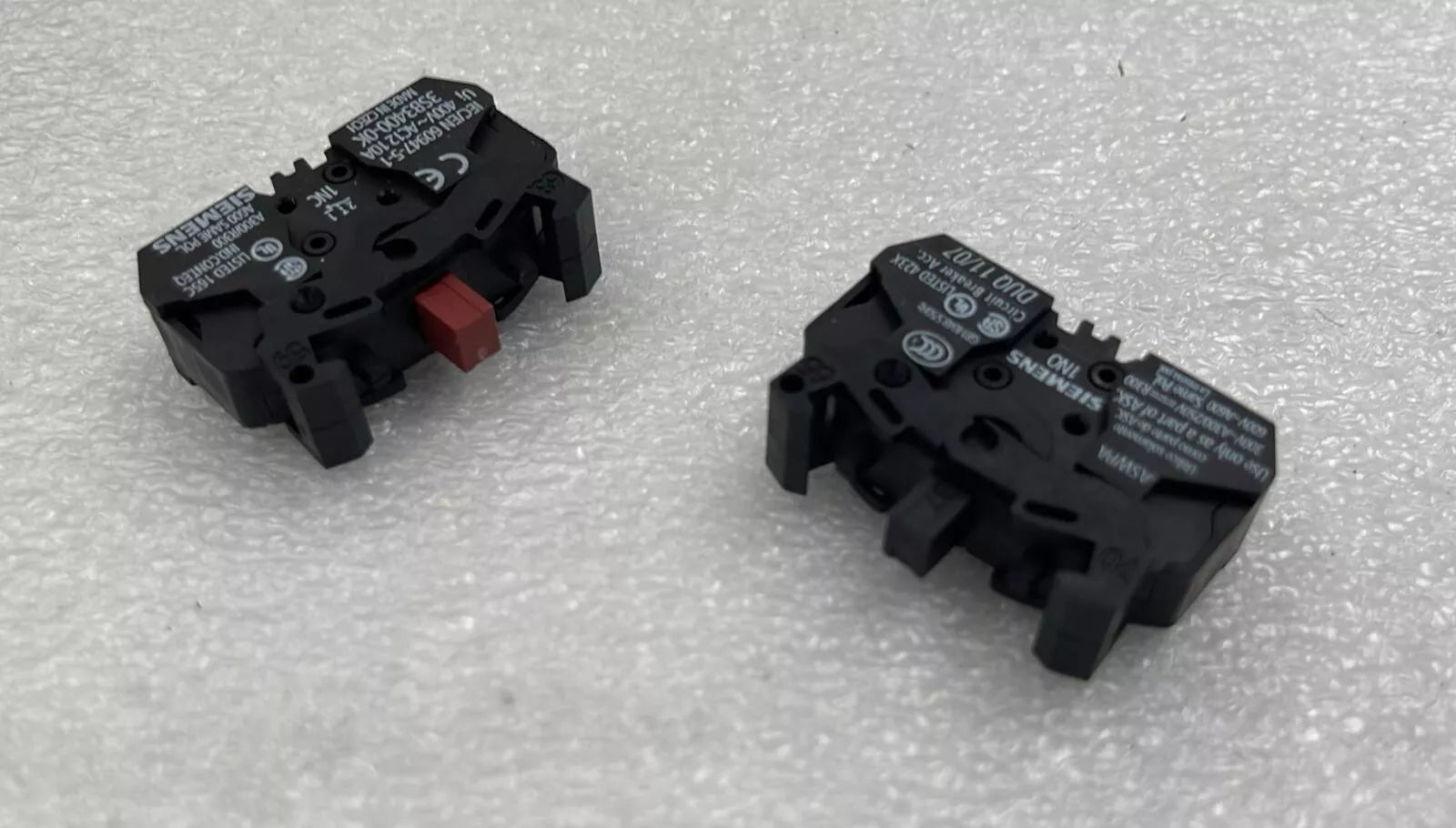 [LOT 2 PCS] NEW - Siemens 3VL9400-2AB00 Auxiliary Switch VL160X-400 KIT