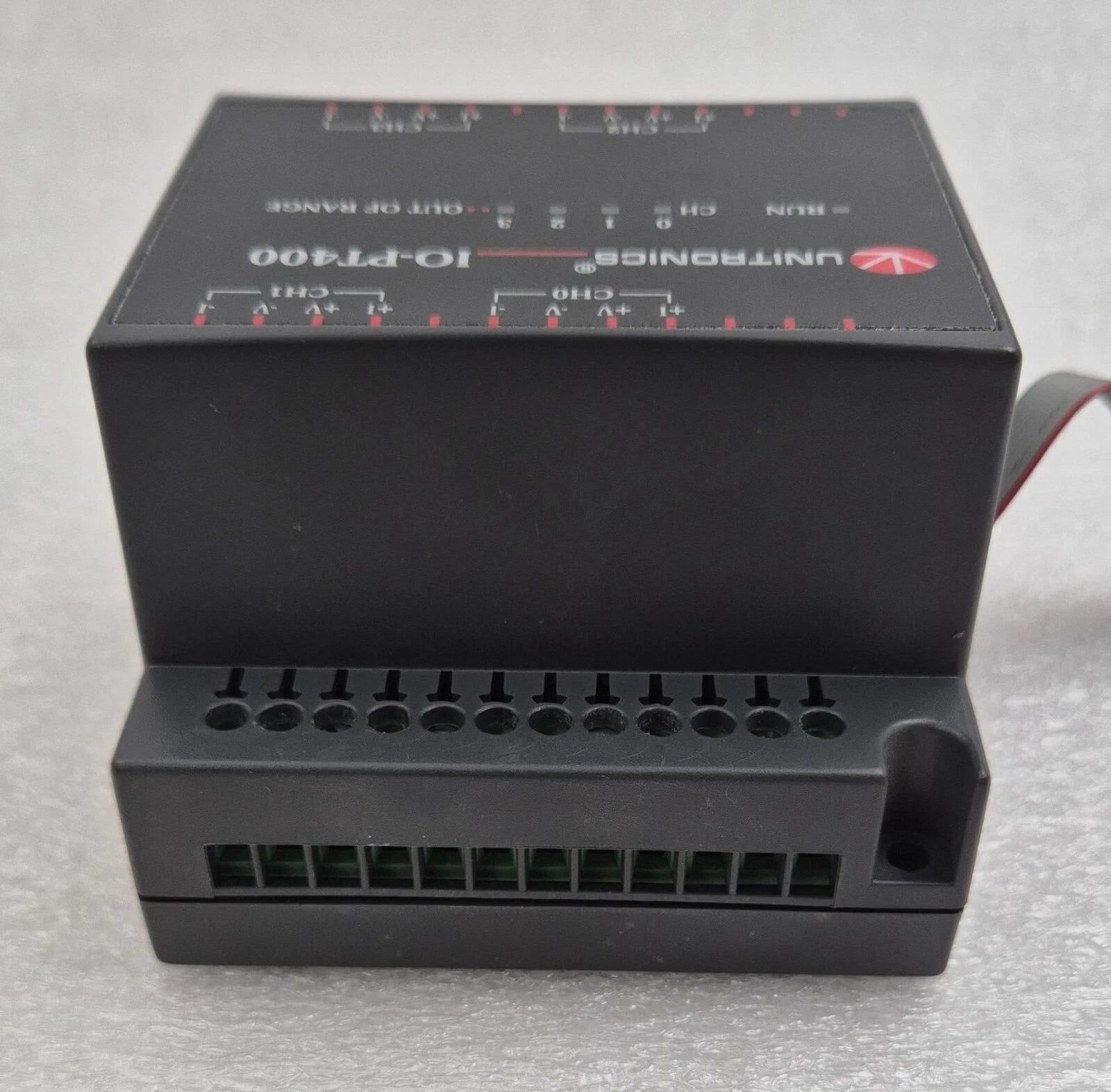 Unitronics IO-PT400 bottom screw terminal block close-up