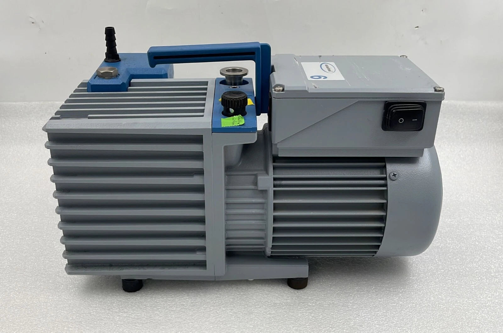 Vacuubrand RE 6W motor housing side profile