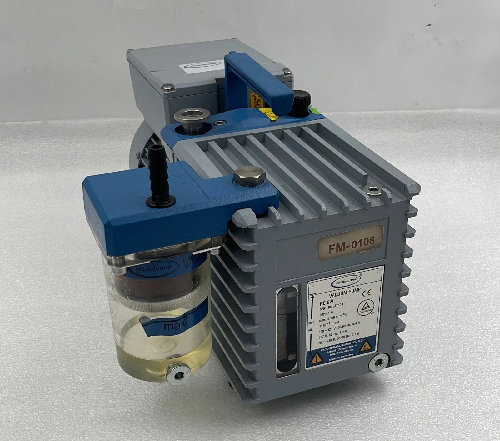 Vacuubrand RE 6W vacuum pump angled side view