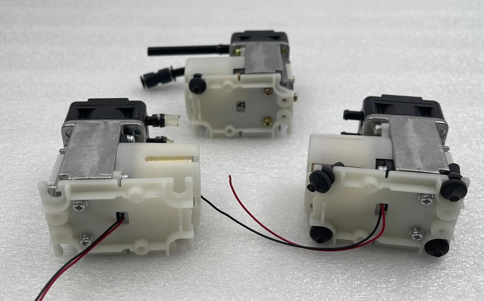 [LOT 3 PCS] Nitto Kohki DP0102S-0001 Compressor Vacuum Pump 24Vddc 0.5A **AS IS